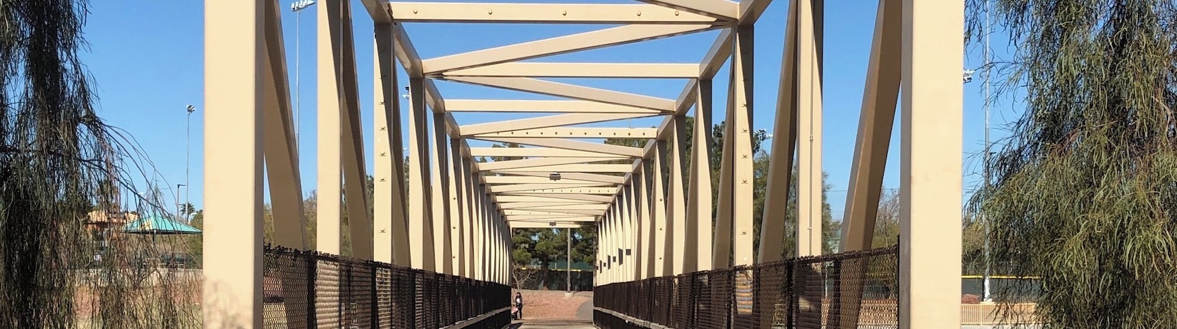Waking bridge at the Arroyo Grande Park. (02/2020)