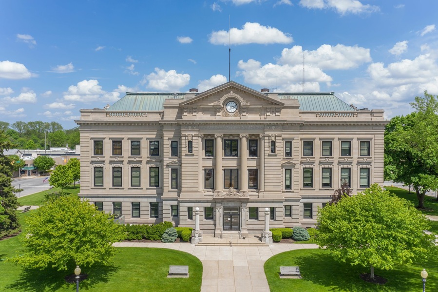 Dekalb County Courthouse in Dekalb County, Illinois, USA