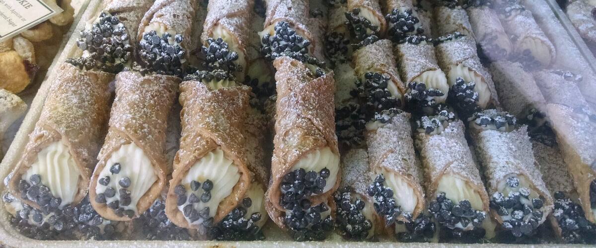 Holy Cannoli! The deserts here at Vincenza's are wonderful! If you are dieting, don't go here, the food is irresistible. If you want a tasty Italian meal with delicious desert, come hungry!
