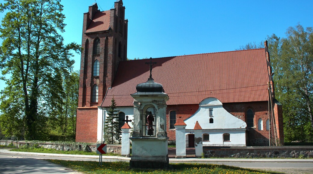 Una chiesa con tetto rosso e campanile.