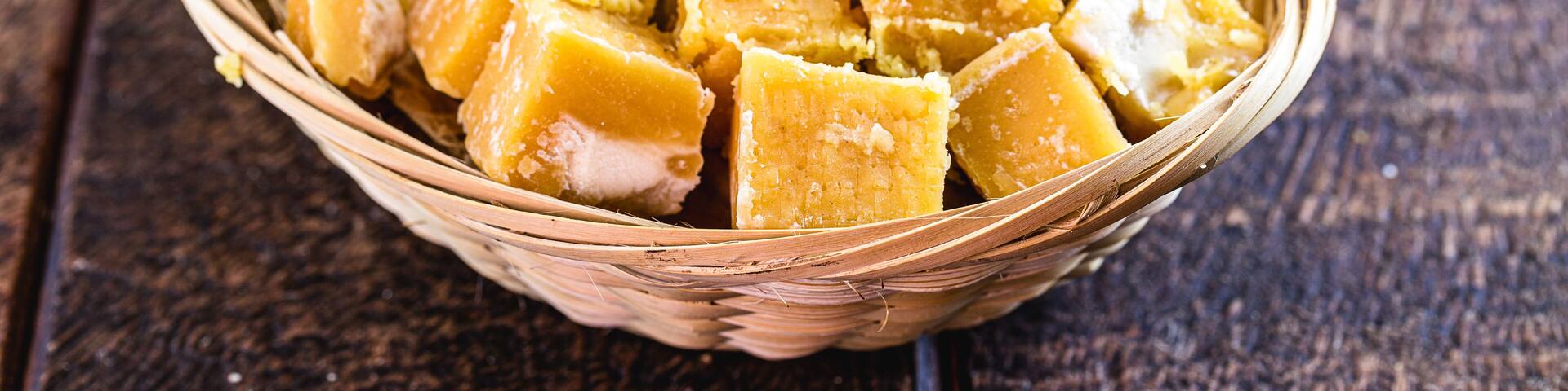 straw basket with sugar cane-based sweets of Azorean or Canarian origin, called Rapadura, pan, cardboard, piloncillo, chancaca, empanisation and tapa-doce. Consumed throughout Latin America.