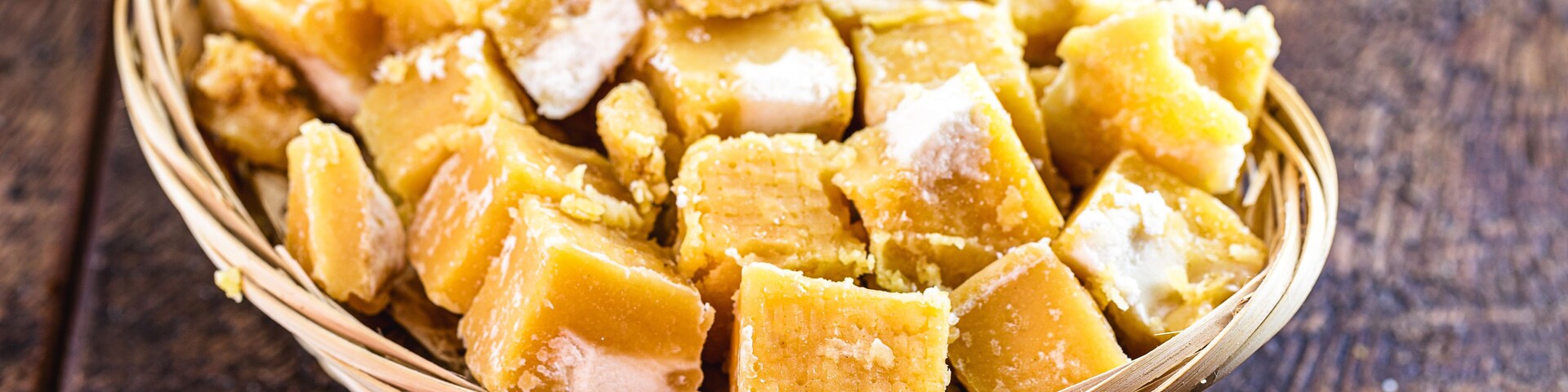 straw basket with sugar cane-based sweets of Azorean or Canarian origin, called Rapadura, pan, cardboard, piloncillo, chancaca, empanisation and tapa-doce. Consumed throughout Latin America.