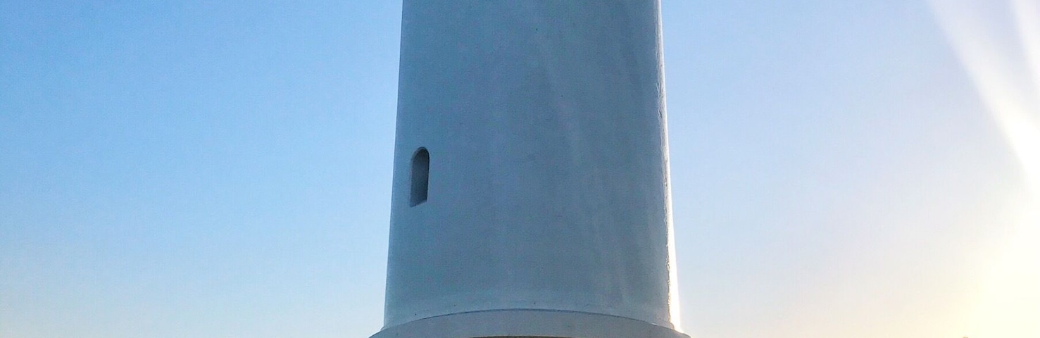 Kiama is a great place for a day trip or fun weekend getaway. People come here to visit the natural attraction called blowhole - mind you, it's best when the sea spouts out the blowhole, because sometimes the sea is quite calm and you could go home slightly disappointed. You can also fish for salmon, squid and other sea creatures you'd like on your plate or simply bring your mat, picnic basket, sunblock and just enjoy the entire day doing nothing at all.