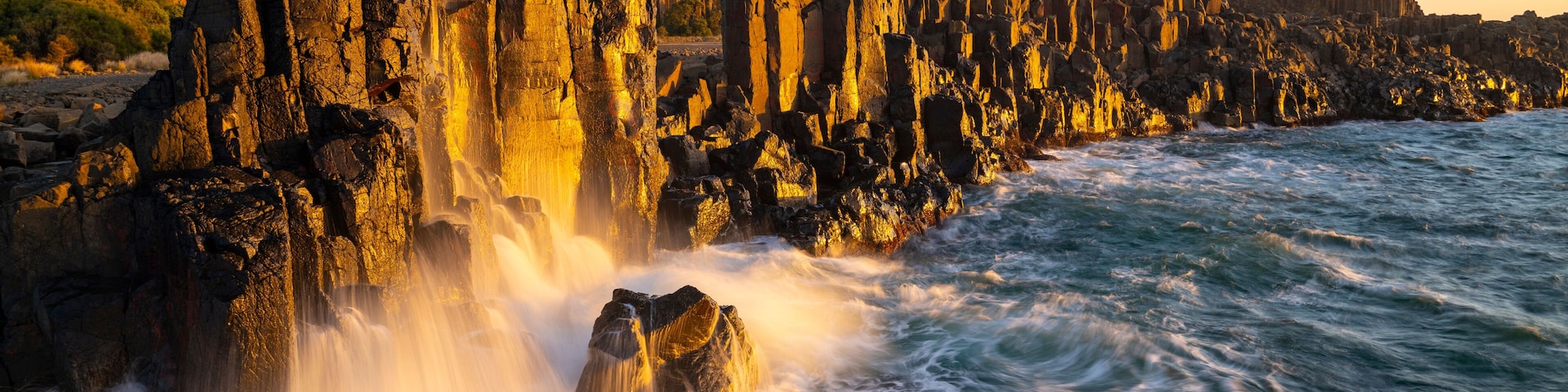 Wvaes of the Ocean crashing on to basalt rocks at Bombo Quarry