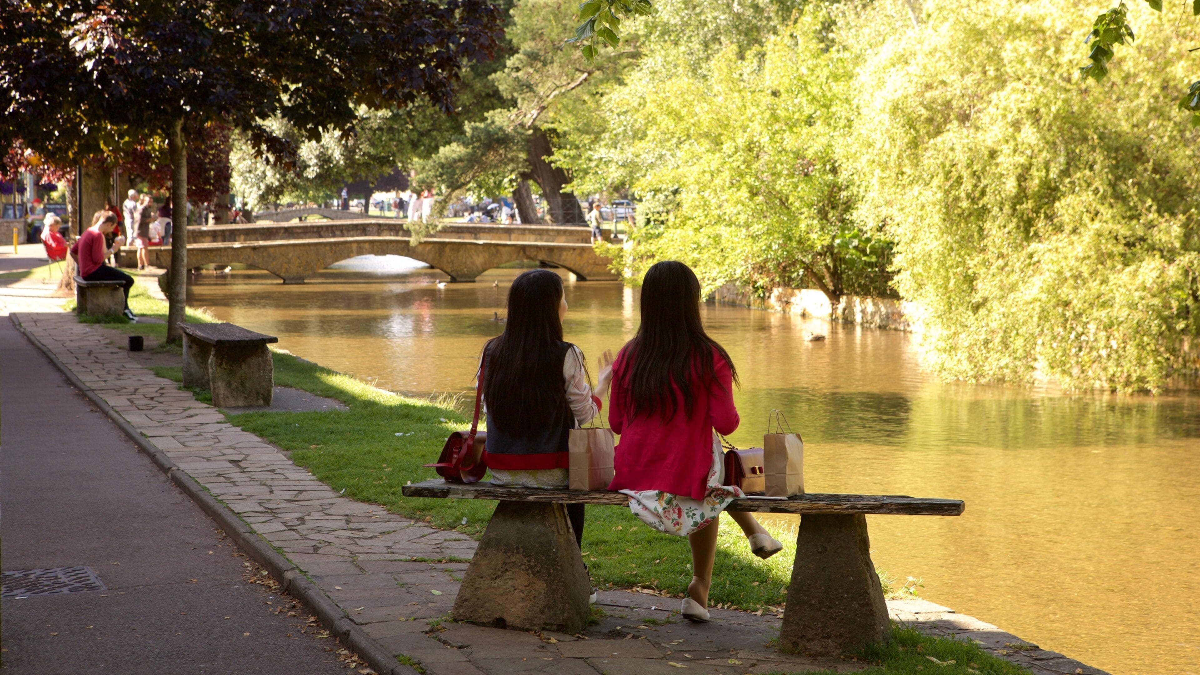Bourton-on-Water showing a park, a bridge and a river or creek