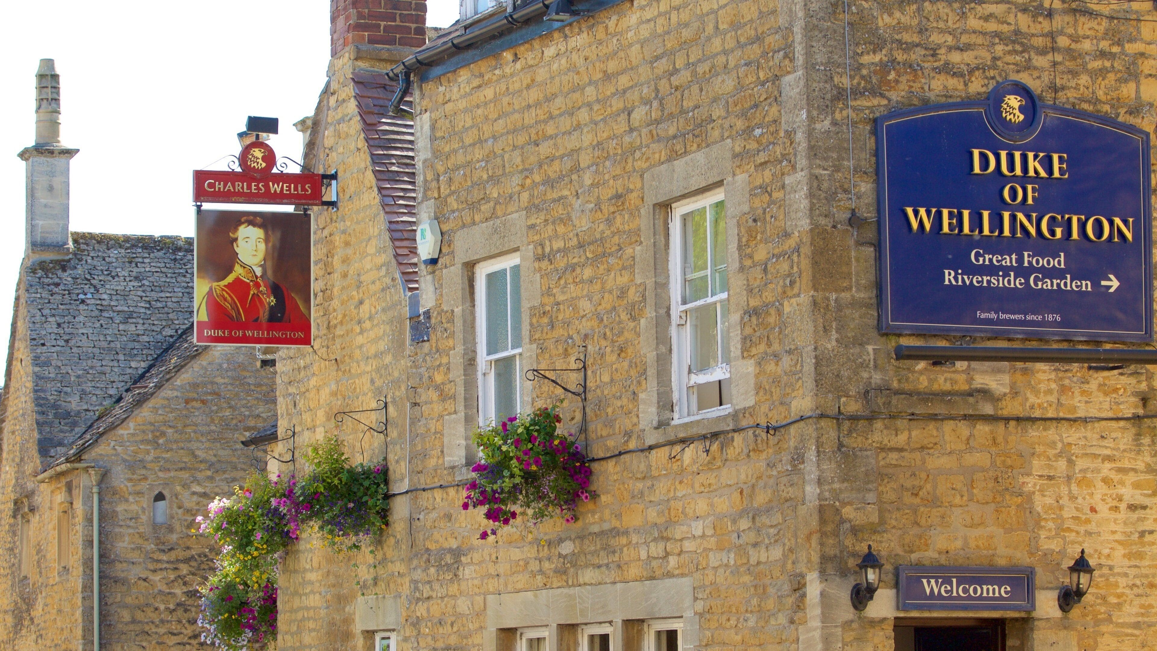 Bourton-on-Water ofreciendo señalización y elementos del patrimonio