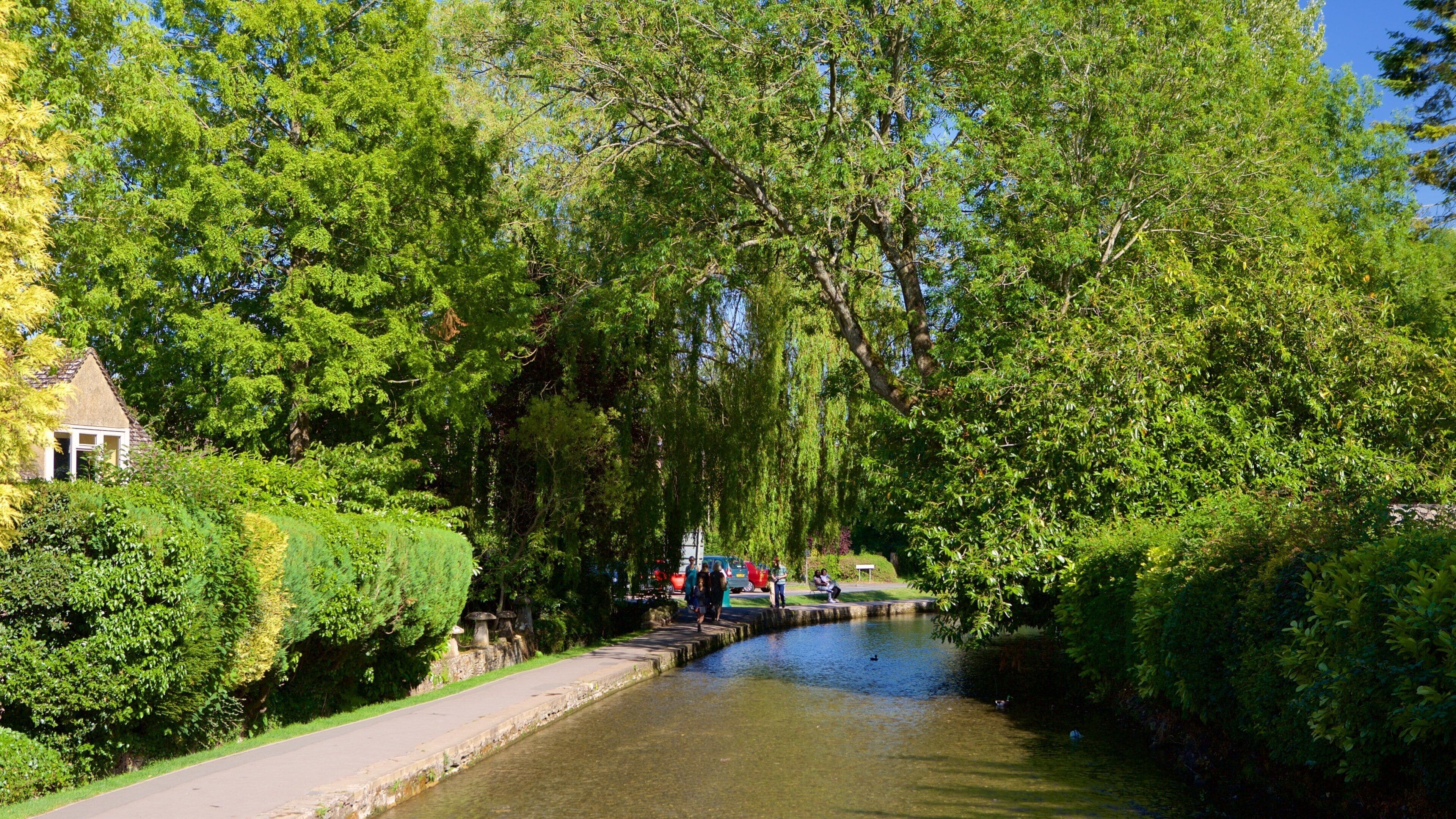 Bourton-on-Water qui includes rivière ou ruisseau et jardin