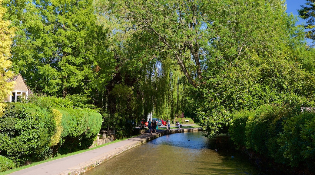 Bourton-on-Water qui includes riviĂšre ou ruisseau et jardin