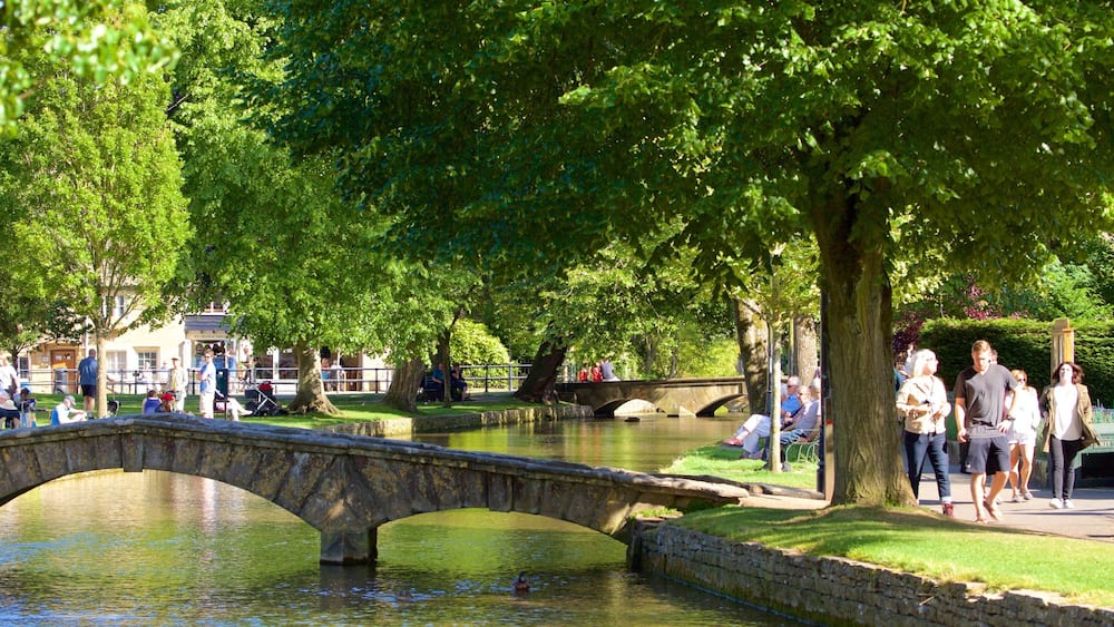 Bourton-on-Water montrant pont, jardin et riviĂšre ou ruisseau