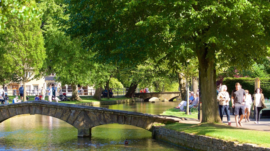 Bourton-on-Water mettant en vedette riviĂšre ou ruisseau, pont et parc
