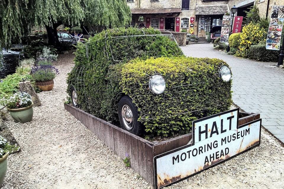 A vintage car display at the Halt Motor Museum.