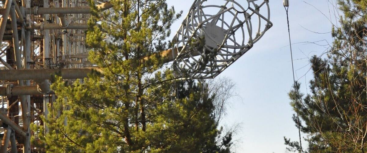 Duga-3 was an over-the-horizon radar built near the Chernobyl nuclear power plant, and was designed to detect any missiles launched against the Soviet Union.
It was nicknamed the "Russian Woodpecker" due to the repetitive sound that could be picked up by shortwave listeners.
#chernobyl #pripyat #abandoned