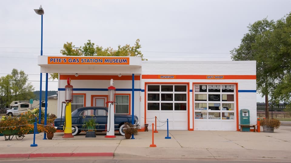 Pete's Gas Station Museum with a gift shop and a vintage car parked in front.