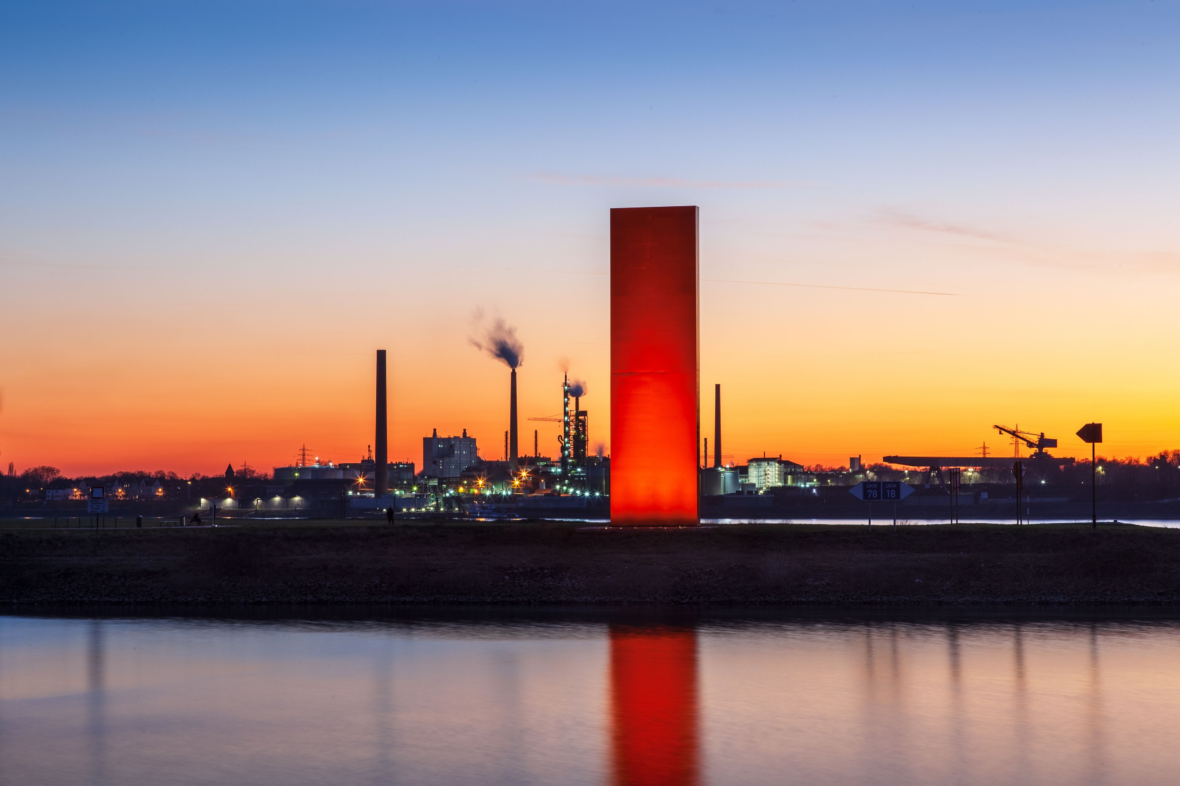 Landmarke Rheinorange bei Sonnenuntergang
