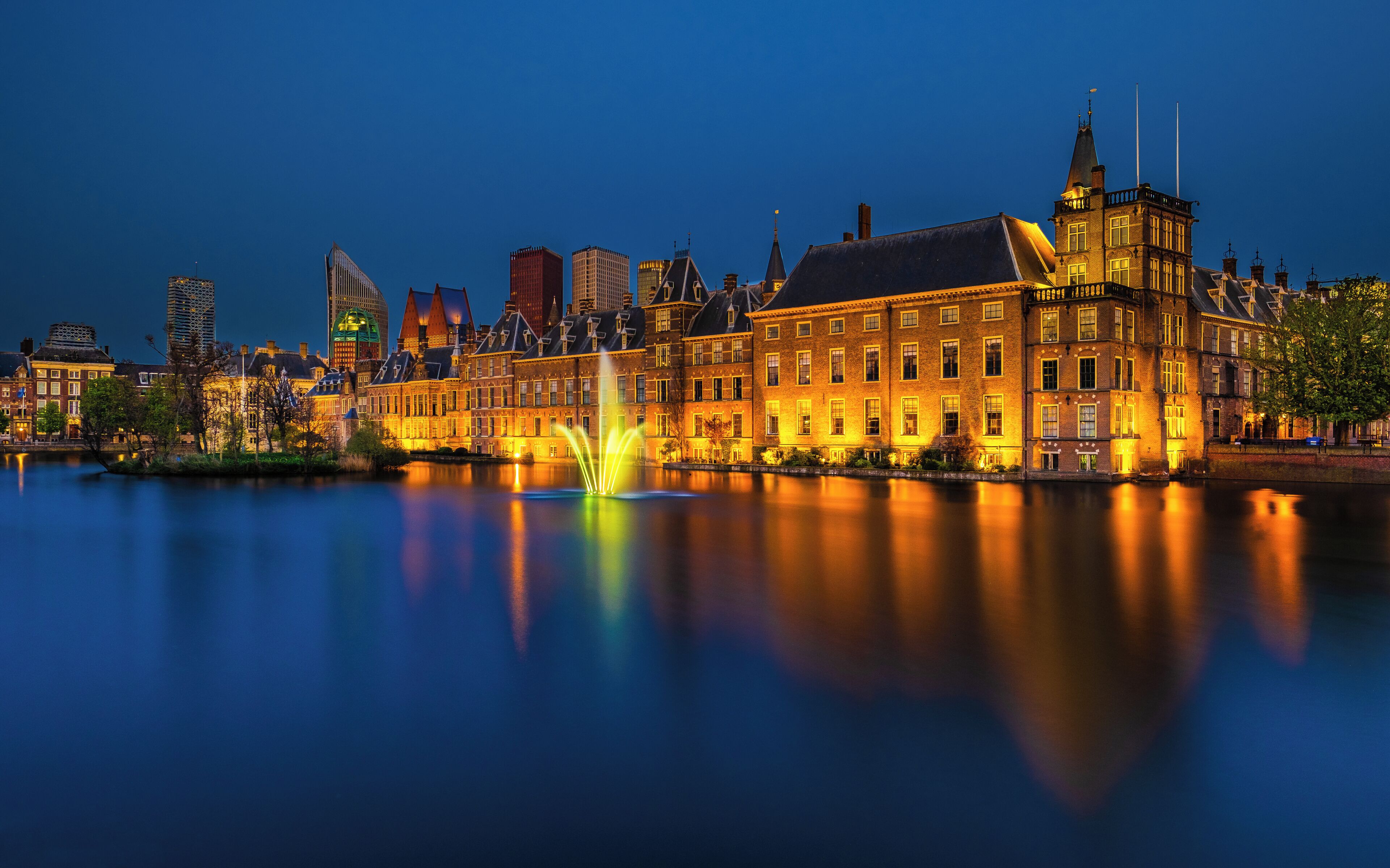 During the blue hour the The Hague Binnenhof buildings reflect in the Hofvijver and create great photo opportunities.
