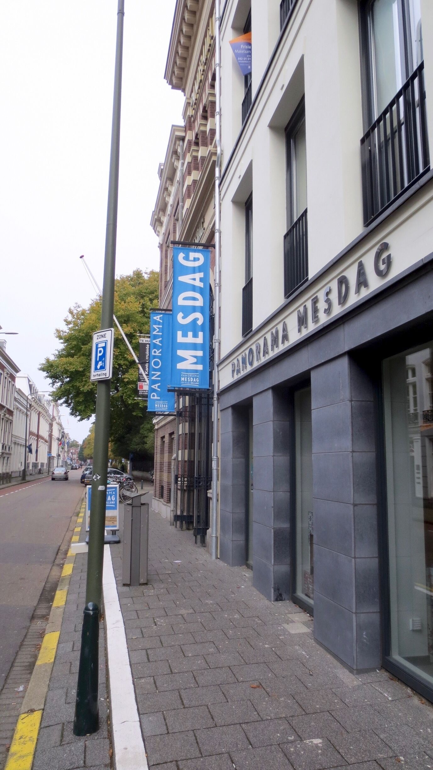 Den Haag Panorama Mesdag   
Panorama Mesdag is een cilindervormig schilderij van ongeveer 14 meter hoog en met een omtrek van 120 meter. Het schilderij, dat een van de oudste 19e-eeuwse panorama's in de wereld is, is een vergezicht op de Noordzee, de duinen, Den Haag en Scheveningen
#architecture