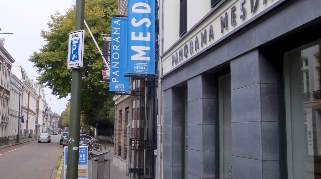 Den Haag Panorama Mesdag
Panorama Mesdag is een cilindervormig schilderij van ongeveer 14 meter hoog en met een omtrek van 120 meter. Het schilderij, dat een van de oudste 19e-eeuwse panorama's in de wereld is, is een vergezicht op de Noordzee, de duinen, Den Haag en Scheveningen
#architecture