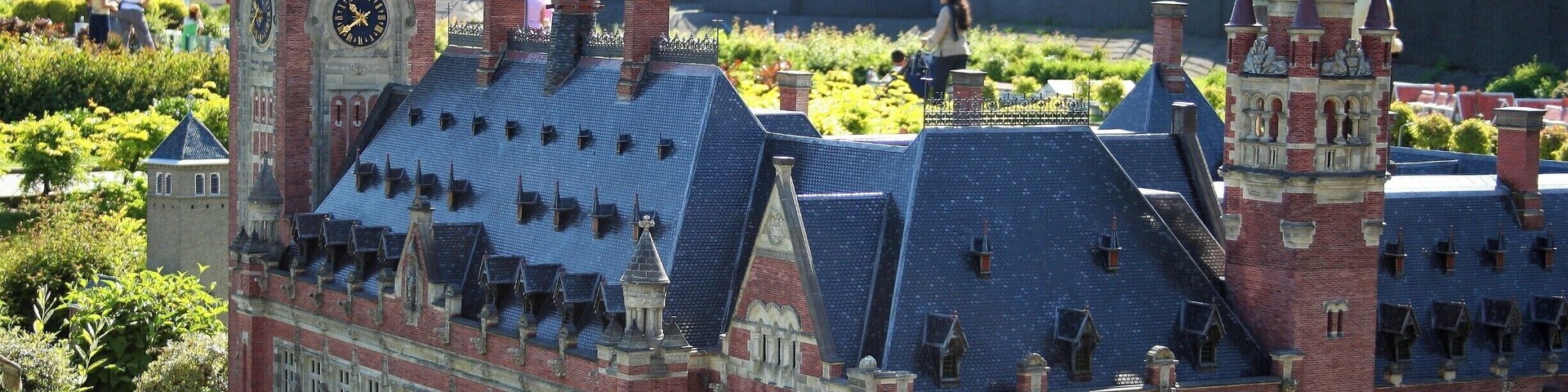 Den Haag 'Madurodam'
The smallest city in the Netherlands.
Miniatures of most must-see sights of the Netherlands at 1 place.
http://www.madurodam.nl/en/