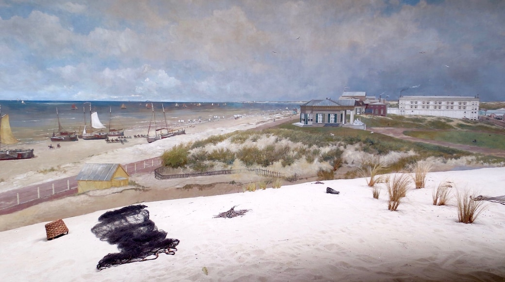 Den Haag Panorama Mesdag
Panorama Mesdag is een cilindervormig schilderij van ongeveer 14 meter hoog en met een omtrek van 120 meter. Het schilderij, dat een van de oudste 19e-eeuwse panorama's in de wereld is, is een vergezicht op de Noordzee, de duinen, Den Haag en Scheveningen