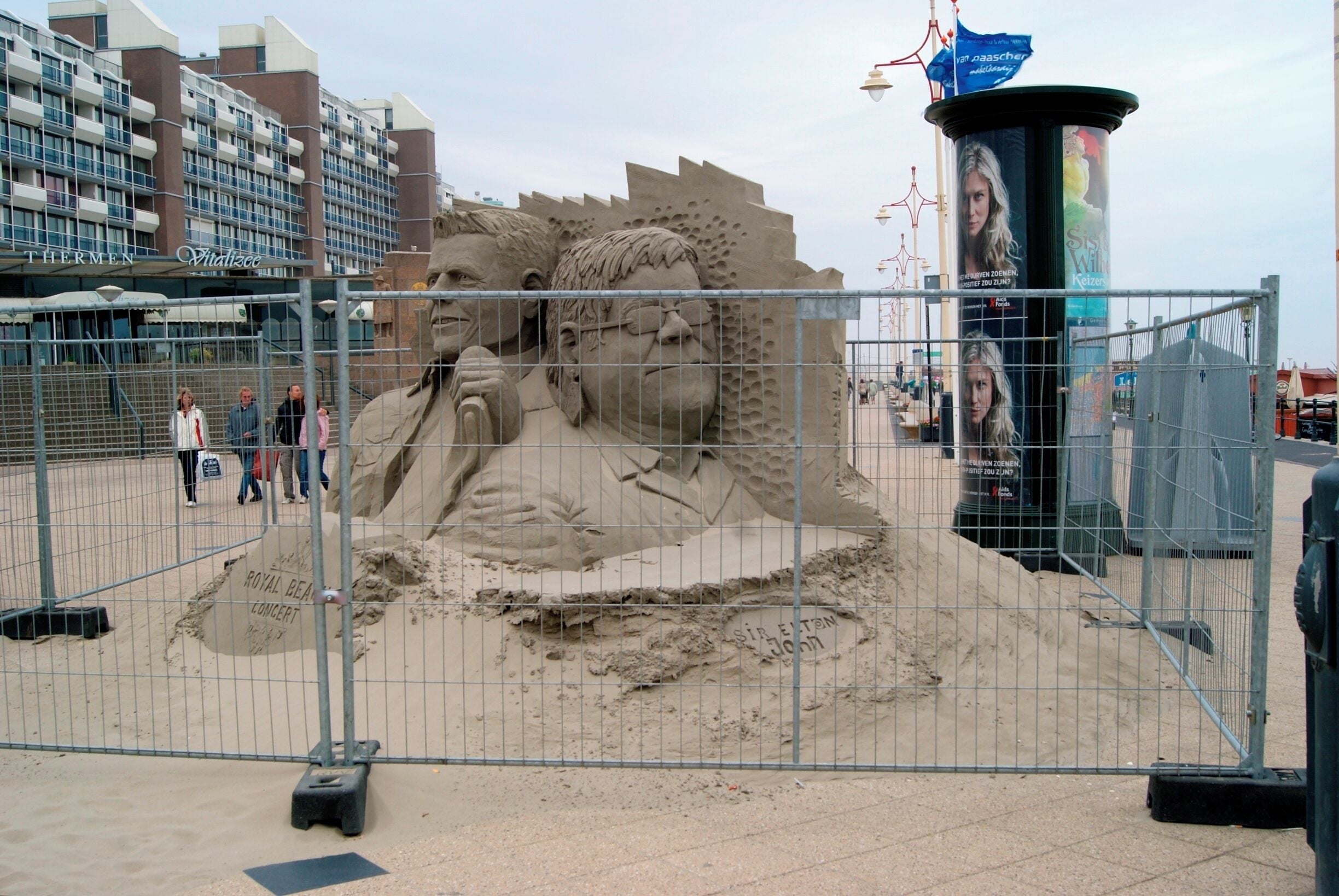 Scheveningen, Boulevard, Strandweg, Zandsculpturen. David Bowie en sir Elton John
