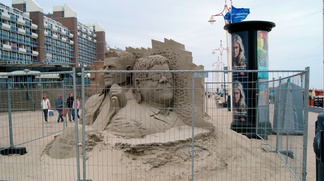 Scheveningen, Boulevard, Strandweg, Zandsculpturen. David Bowie en sir Elton John
