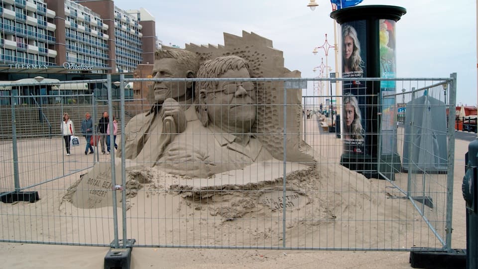 Scheveningen, Boulevard, Strandweg, Zandsculpturen. David Bowie en sir Elton John