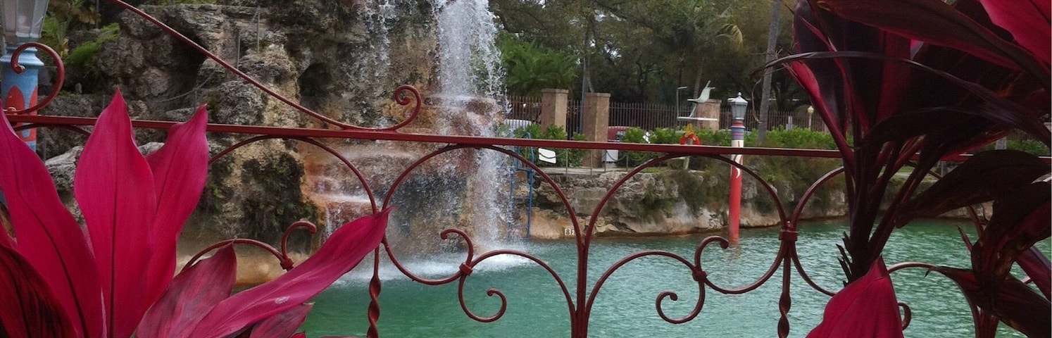 Cool place to swim. Iconic pool where that stars from bygone days swam.