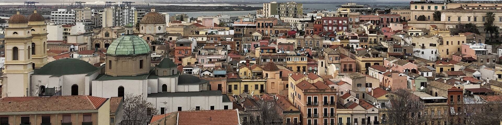 Una zona urbana densamente poblada con edificios históricos y una iglesia destacada con cúpula verde.