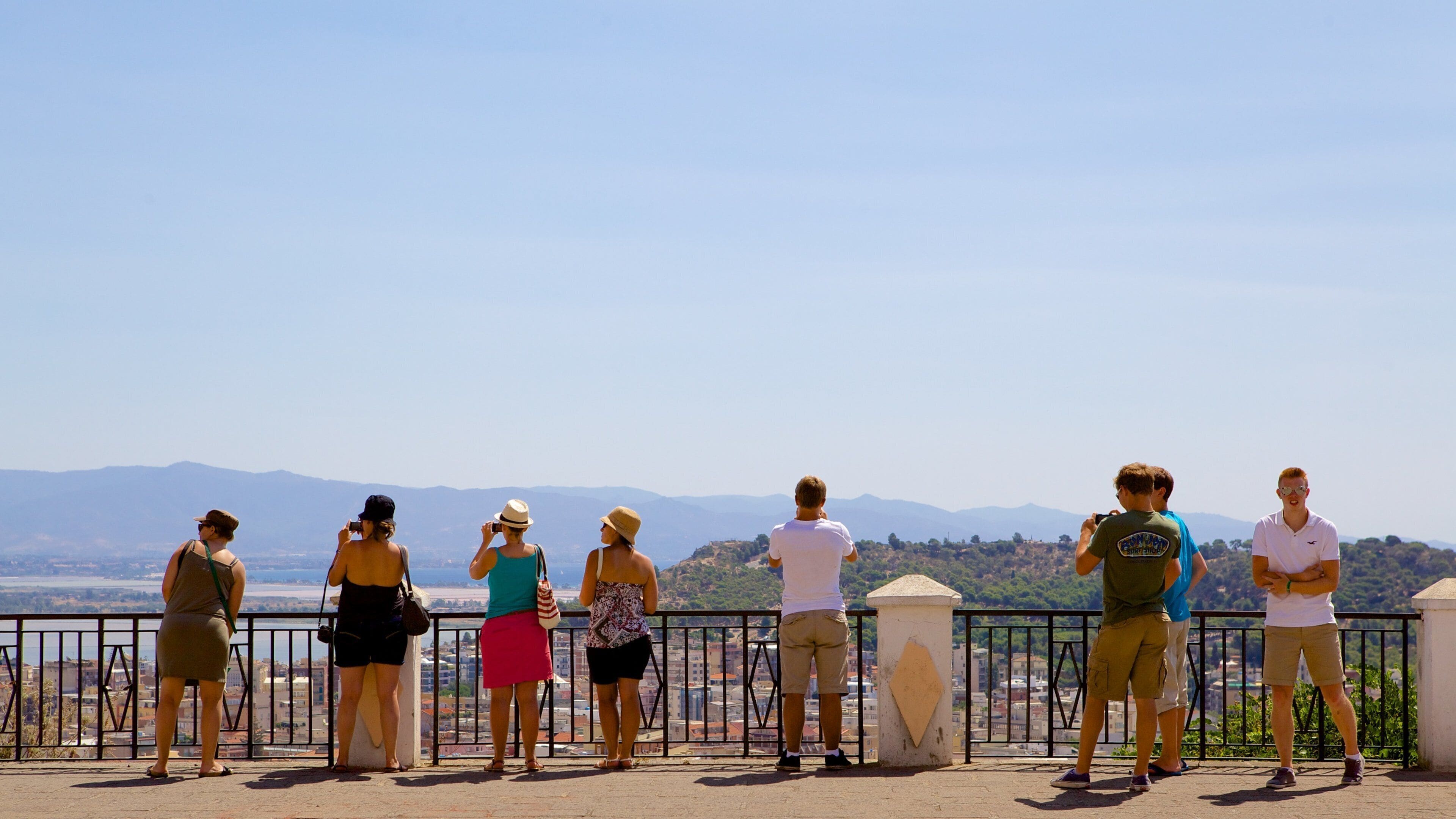 Cagliari mit einem Ansichten sowie große Menschengruppe