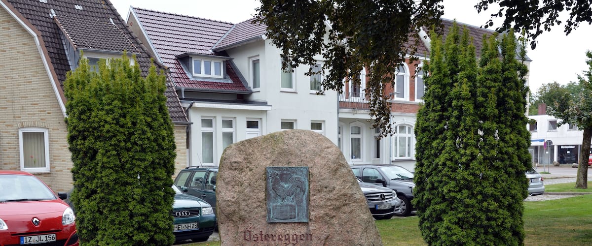 Ein Gedenkstein für das Hohnbeer-Fest in Heide.