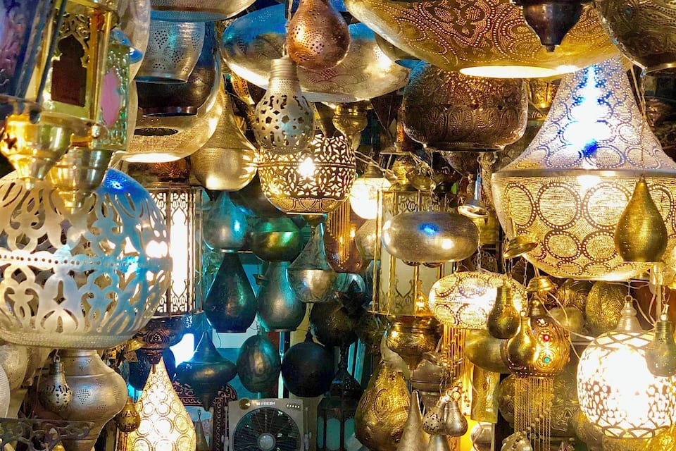 Diverse sierlijke metalen lampen en decoratieve objecten in een winkel.