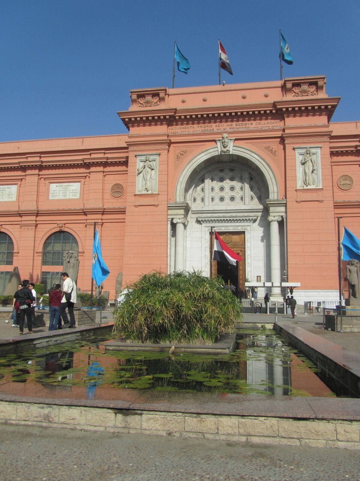 I put this photo in to remind people going to Cairo that you must not miss this place with so many antiquities. And you can get up close and personal with them, including Tut's mask. I think it's worth hiring a tour guide who can explain the history and the stories around when the museum nearly got ransacked a few years ago. The guides, mostly casual workers, stood arm-in-arm to defy the looters. It still brings a lump to my throat. #museums