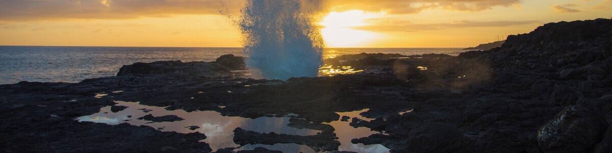 I would recommend visiting right before sunset. Watching the sunset and the reflection while listening to the waves, the blowhole, and the occasional rooster is super relaxing. It's fun standing right next to the blowhole and waiting for the water to spray out. I believe there are signs against going past the fences but a lot of people ignore it...
We visited in January and would definitely recommend visiting it!