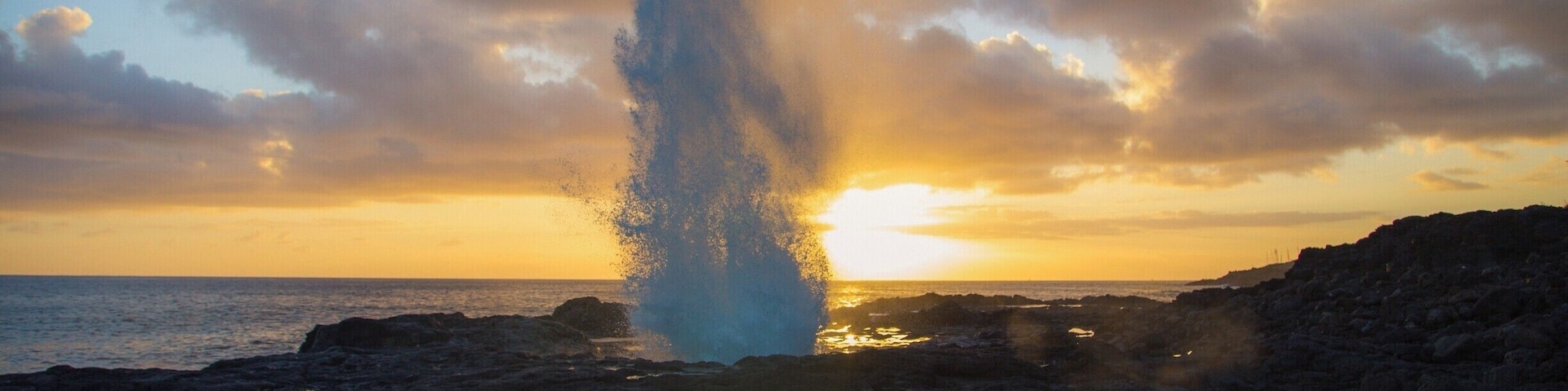 I would recommend visiting right before sunset. Watching the sunset and the reflection while listening to the waves, the blowhole, and the occasional rooster is super relaxing. It's fun standing right next to the blowhole and waiting for the water to spray out. I believe there are signs against going past the fences but a lot of people ignore it...
We visited in January and would definitely recommend visiting it!