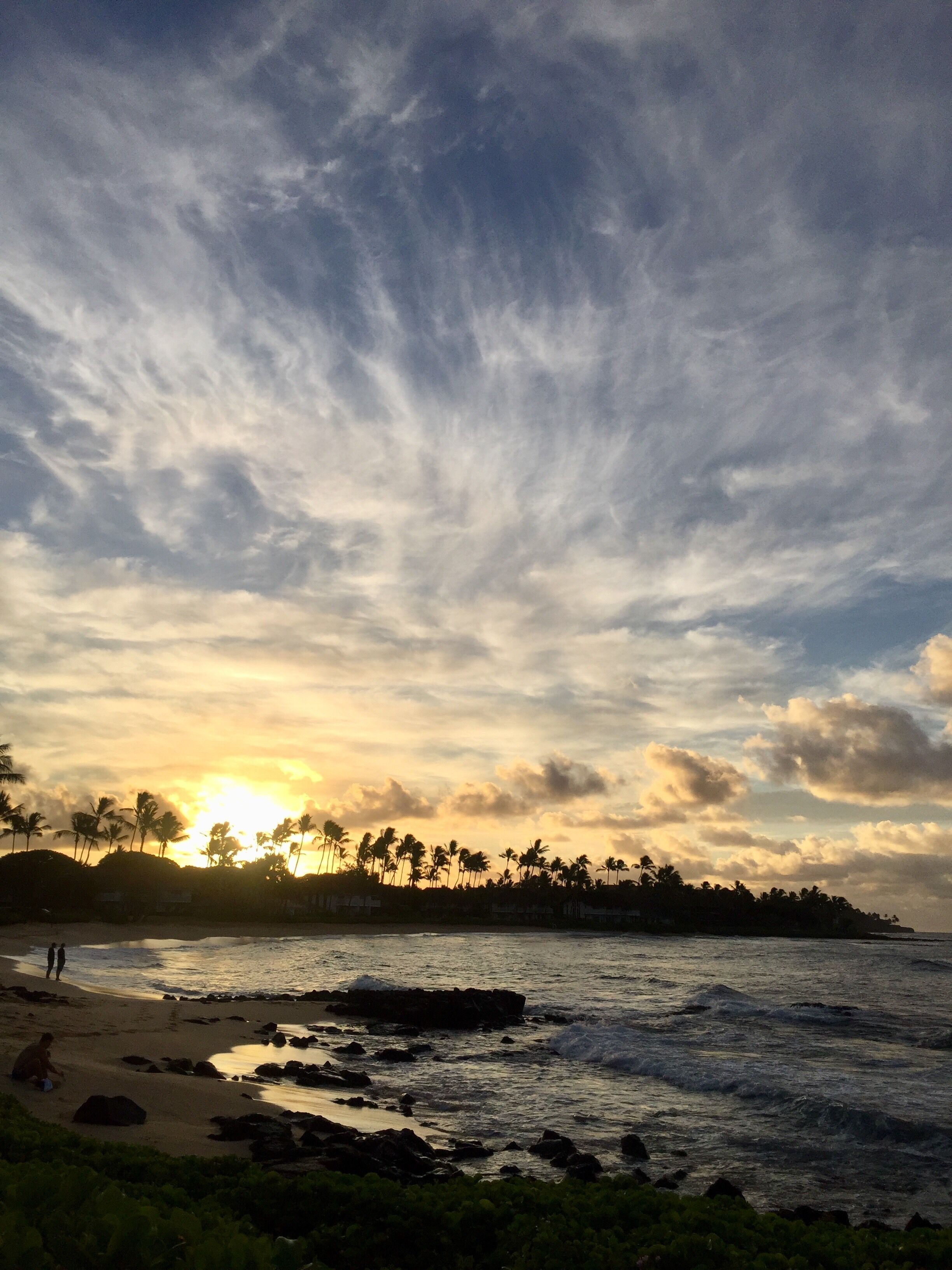 Another beautiful morning on Kauai. This hotel is not as big or fancy as the Hyatt, but I actually like it better. More intimate and much easier to manage #Hawaii #Kauai #Poipu #Sunrise #clouds