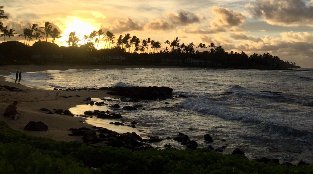 Another beautiful morning on Kauai. This hotel is not as big or fancy as the Hyatt, but I actually like it better. More intimate and much easier to manage #Hawaii #Kauai #Poipu #Sunrise #clouds
