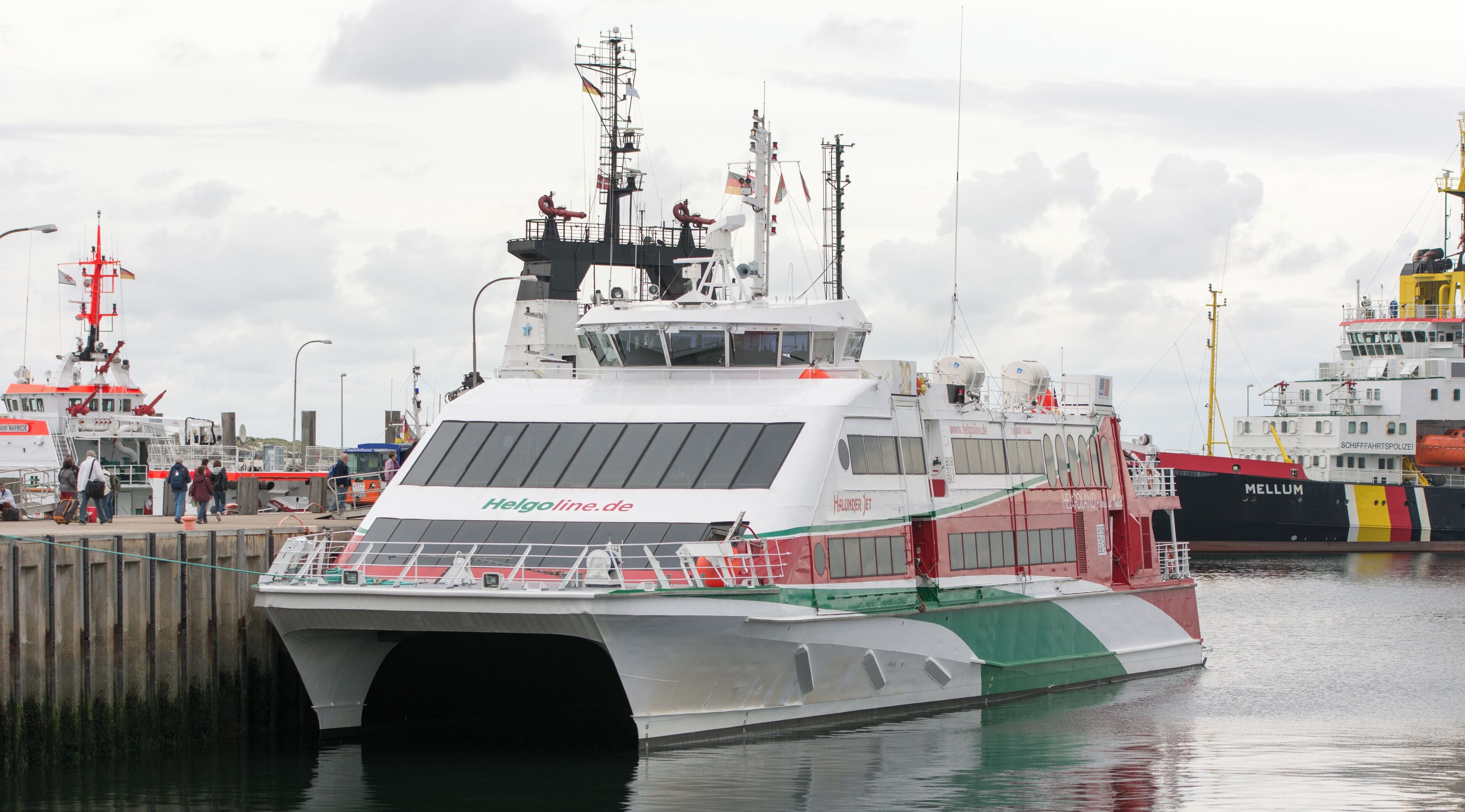 Der Katamaran Halunder Jet im Hafen von Helgoland