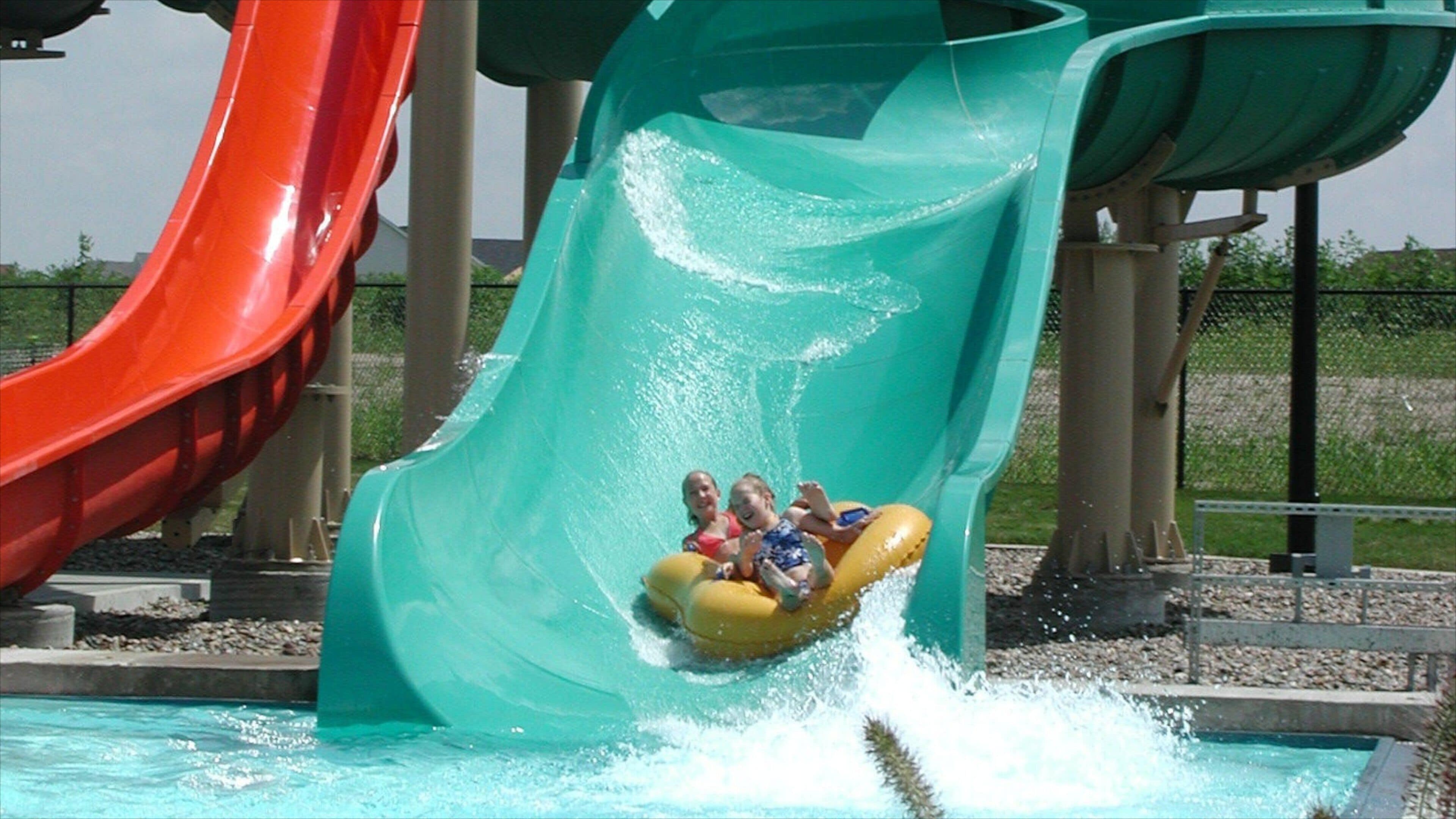 West Des Moines showing a water park and a pool as well as children