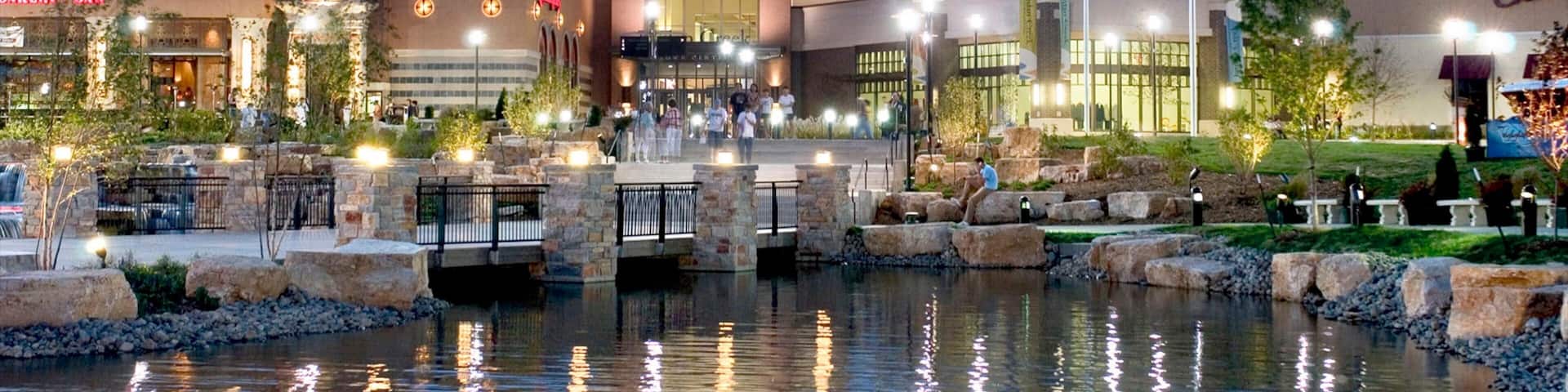 West Des Moines mettant en vedette shopping, scĂšnes de nuit et architecture moderne