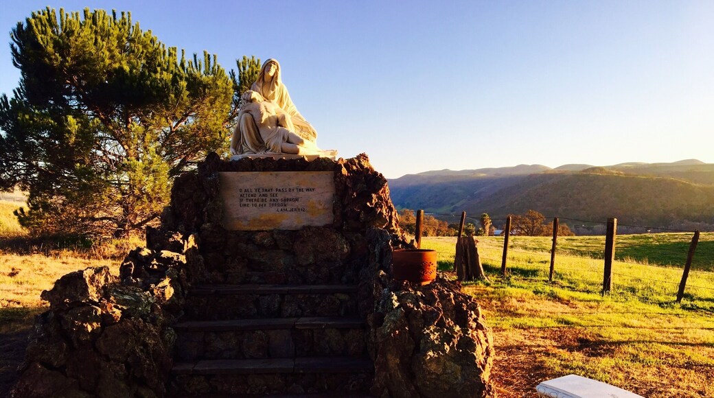 On my way back from Pinnacles I spotted this beautiful church, the monuments got my attention and I had to stop to take some pictures. The sunset was giving a beautiful color to the landscape and the contrast with the white on the statues was just perfect! Little nice place to appreciate the art and take very pretty pictures!