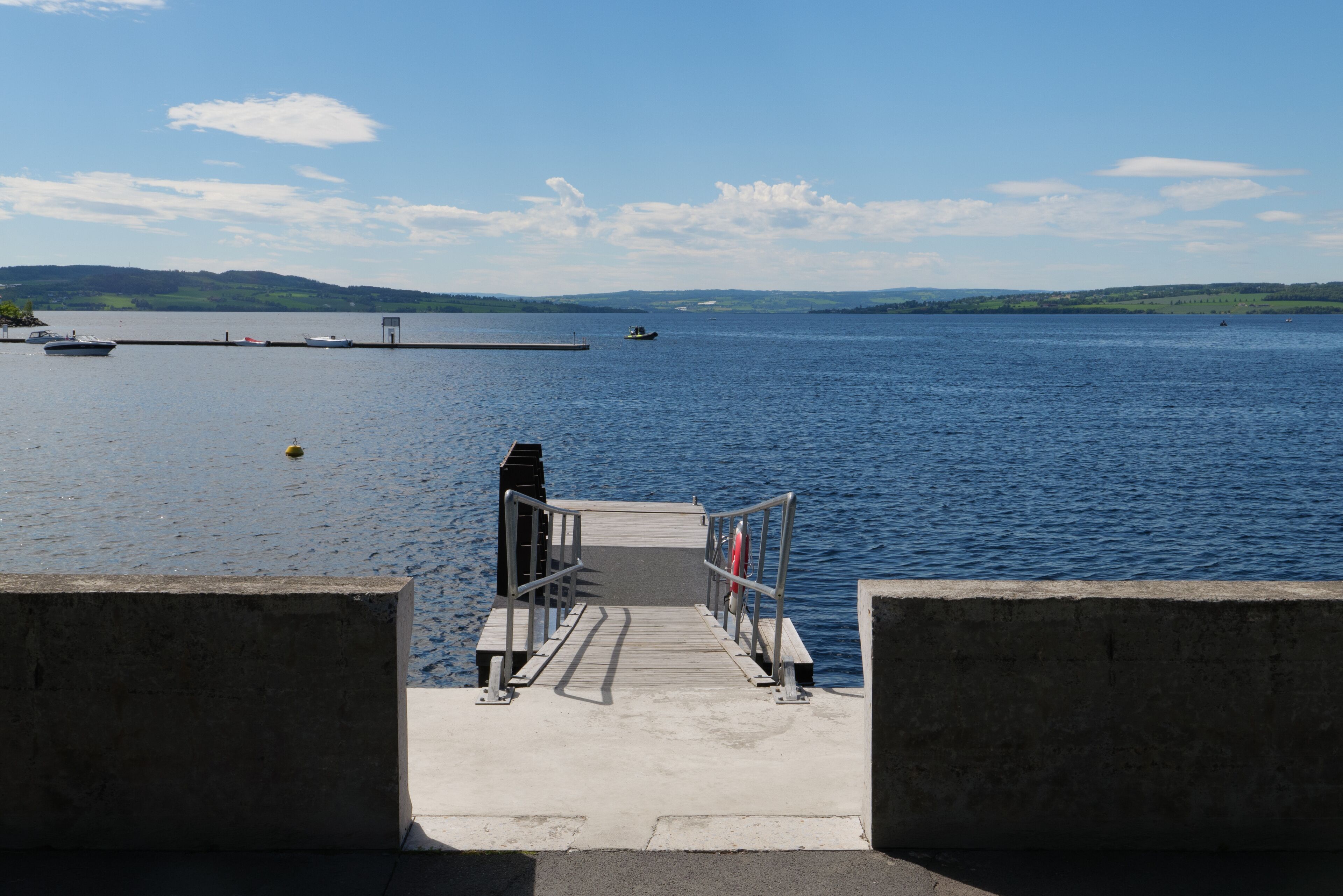 Hafen von Hamar, Innlandet am Mjøsa. Der Mjøsa ist der größte See Norwegens. Gesehen auf dem Pilgerweg St. Olavsweg von Oslo nach Trondheim.