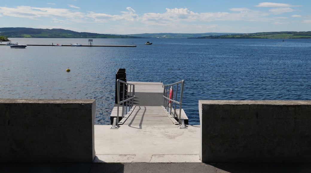 Hafen von Hamar, Innlandet am Mjøsa. Der Mjøsa ist der größte See Norwegens. Gesehen auf dem Pilgerweg St. Olavsweg von Oslo nach Trondheim.