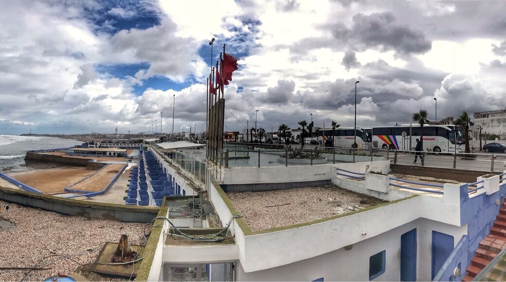 Ain-Diab or Aïn Diab (Arabic: عين الدئاب, "fountain of the wolves") is a district of Casablanca, the largest city in Morocco, situated next to the beach of the same name and extending from the marabout of Sidi Abderrahman to Anfa , the western part of the center.
The beach of Aïn Diab, which is the northern boundary of the district, extends for about two kilometers between two rocky cables: the Corniche to the northeast and the islet of Sidi Abderrahman. To the south the limits of the district are the avenues of Anfa and the road of Azamor.
The neighborhood has two distinct parts topographically: the hill of Anfa, where there are blocks of luxury villas surrounded by forested parks, and the depression of Sindibad (Sinbad), which in geological terms is the result of the marine erosion formed around the cliffs , dunes and beaches. In this depression, between the sea and the Azamor road there are still some agricultural activities and one part is classified as green zone, while another part has been object of real estate speculation, being the space more or less distributed among recent allotments of houses and modest housing, many of them more or less precarious.
The district is known for its tourist activity, centered on the beach and the excitement of the Corniche, as well as the Ain-Diab motorway, where Formula 1 events took place and in 1957 and 1958.