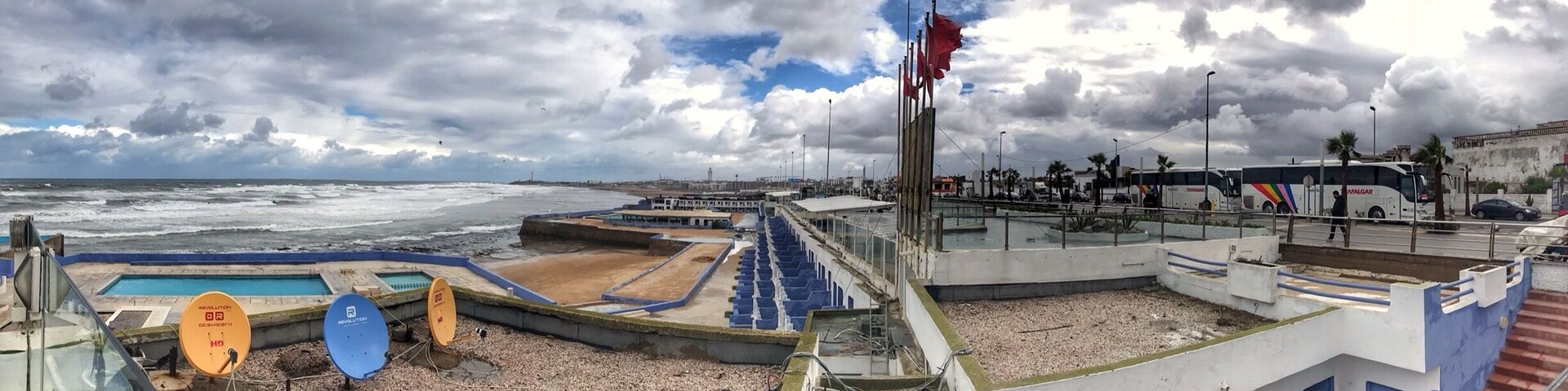 Ain-Diab or Aïn Diab (Arabic: عين الدئاب, "fountain of the wolves") is a district of Casablanca, the largest city in Morocco, situated next to the beach of the same name and extending from the marabout of Sidi Abderrahman to Anfa , the western part of the center.
The beach of Aïn Diab, which is the northern boundary of the district, extends for about two kilometers between two rocky cables: the Corniche to the northeast and the islet of Sidi Abderrahman. To the south the limits of the district are the avenues of Anfa and the road of Azamor.
The neighborhood has two distinct parts topographically: the hill of Anfa, where there are blocks of luxury villas surrounded by forested parks, and the depression of Sindibad (Sinbad), which in geological terms is the result of the marine erosion formed around the cliffs , dunes and beaches. In this depression, between the sea and the Azamor road there are still some agricultural activities and one part is classified as green zone, while another part has been object of real estate speculation, being the space more or less distributed among recent allotments of houses and modest housing, many of them more or less precarious.
The district is known for its tourist activity, centered on the beach and the excitement of the Corniche, as well as the Ain-Diab motorway, where Formula 1 events took place and in 1957 and 1958.