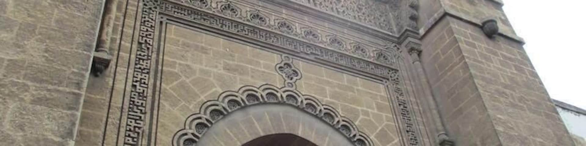 The exterior of the Municipal Building, their  'City Hall".  It reminded me a little of the exteriors of the Mezquita in Spain.
https://davenotravel.blog