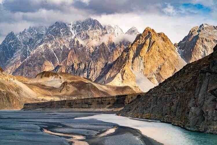 Mountain Peaks II Passu - Pakistan
帕苏Passu是一个位于巴基斯坦北部吉尔吉特巴尔蒂斯坦地区的小村庄。Passu位于Upper Hunza的Karakoram高速公路沿线，因为它佣有便利的广阔景观，么及7478米(24,534英尺)高的兴一Passu Sar山，Passu Glacier,和Passu Cones 的远景。