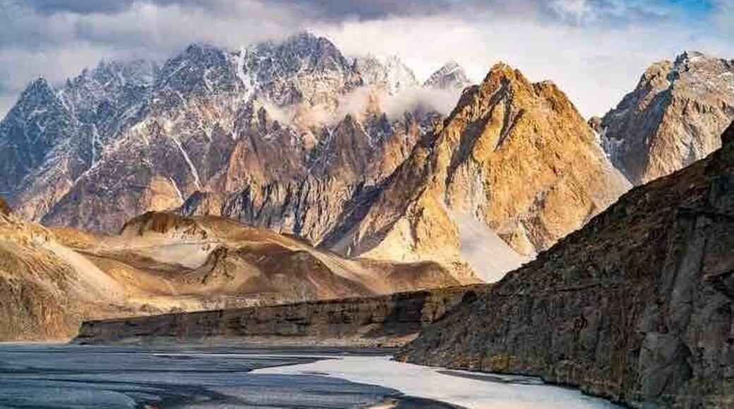 Mountain Peaks II Passu - Pakistan
帕苏Passu是一个位于巴基斯坦北部吉尔吉特巴尔蒂斯坦地区的小村庄。Passu位于Upper Hunza的Karakoram高速公路沿线,因为它佣有便利的广阔景观,么及7478米(24,534英尺)高的兴一Passu Sar山,Passu Glacier,和Passu Cones 的远景。