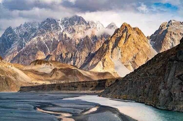 Mountain Peaks II Passu - Pakistan
帕苏Passu是一个位于巴基斯坦北部吉尔吉特巴尔蒂斯坦地区的小村庄。Passu位于Upper Hunza的Karakoram高速公路沿线,因为它佣有便利的广阔景观,么及7478米(24,534英尺)高的兴一Passu Sar山,Passu Glacier,和Passu Cones 的远景。