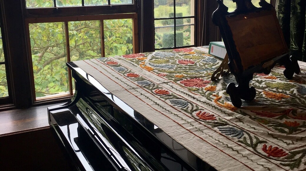 one of the many beautiful rooms in Hatfield House ❤️