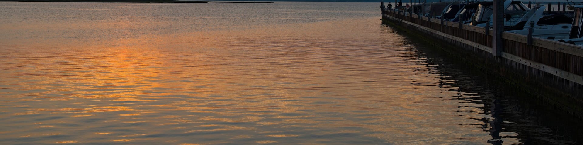D1MW8E sunset along the bay in Beach Haven, Long Beach Island, New Jersey